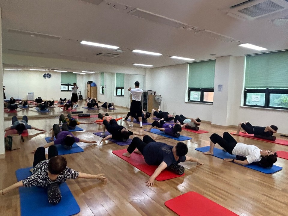 스트레칭&소근육 강화 운동 교실 수업. 사진=군포2동 주민자치회