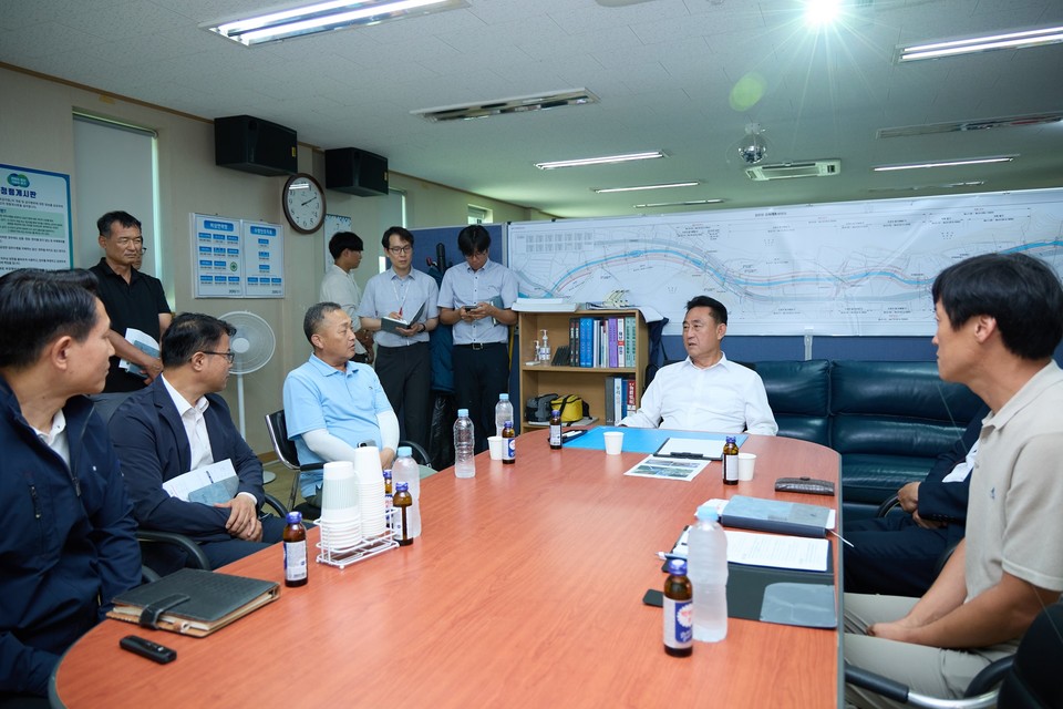 이충우 여주시장이 주요 사업장을 점검하며 관계자와 대화를 나누고 있다. 사진=여주시청