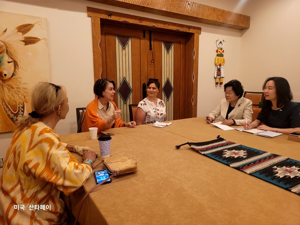 김경희 이천시장은 미국 뉴멕시코주 샌타페이시를 공식 방문해 교육교류 협력 방안을 논의했다고 15일 밝혔다.