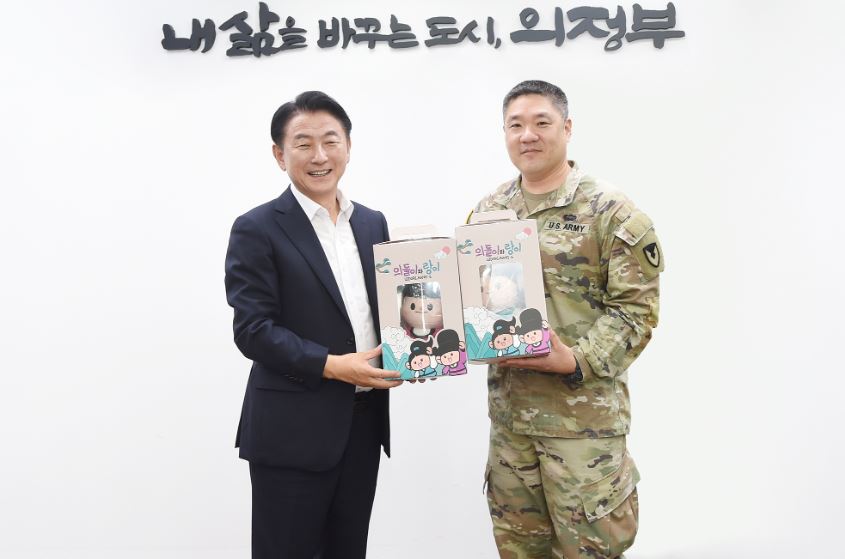 김동근 시장이 7월 16일 시청을 방문한 에드워드 조 용산-케이시 기지사령관과 함께 기념사진을 찍고 있다. 사진=의정부시