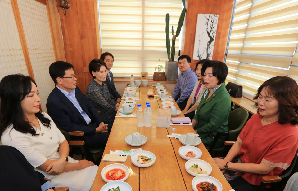 지난 16일, 신계용 과천시장은 관내 학교장들과 오찬간담회 가졌다(사진 오른쪽 앞쪽부터 두번째). 사진=과천시장