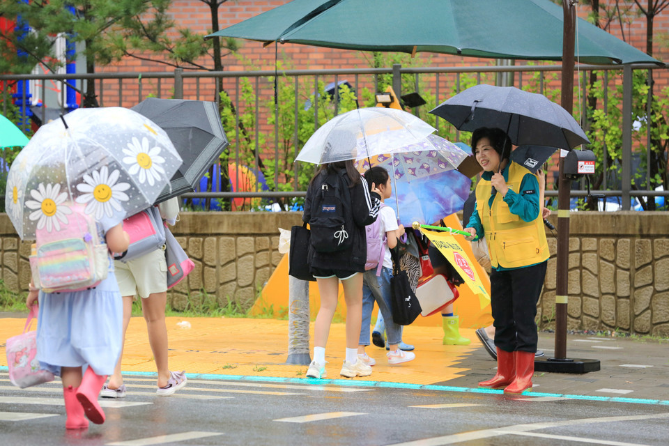 18일 아침 과천시장은  등굣길 안전도우미 활동을 진행했다 사진=과천시청