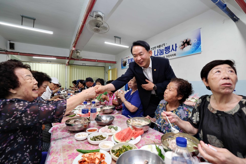 새마을부녀회가 17일 송희마을 주민공동이용시설에서 어르신들에게 닭백숙을 대접하고 있다. 사진=송림4동