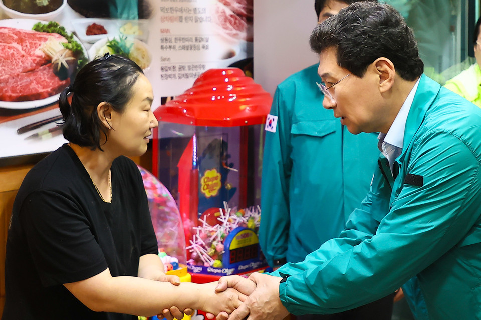 이상일 용인특례시장이 기흥구 중동의 '동백3동 행정복지센터' 신축현장에서 도로 복구 작업을 지휘하고 있다. 사진=용인특례시