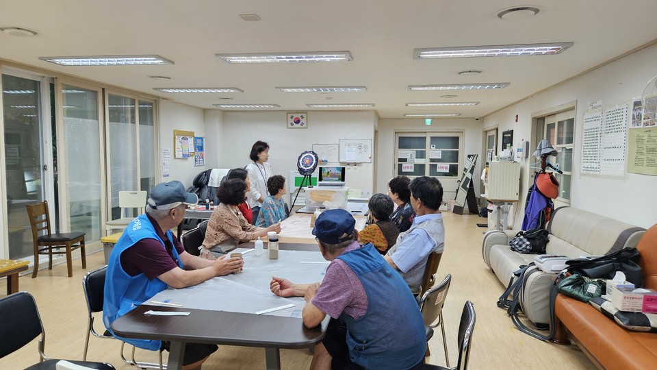  화성시환경재단, ‘실버세대 환경교육 프로그램’ 현장 사진=화성시청