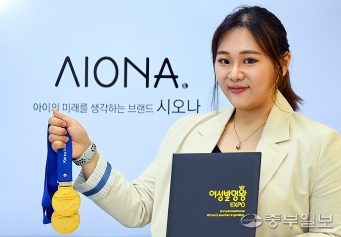 27일 오후 수원시 영통구 퓨레코 본사에서 황금상 퓨레코 대표가 프로필 사진을 촬영하고 있다. 임채운기자