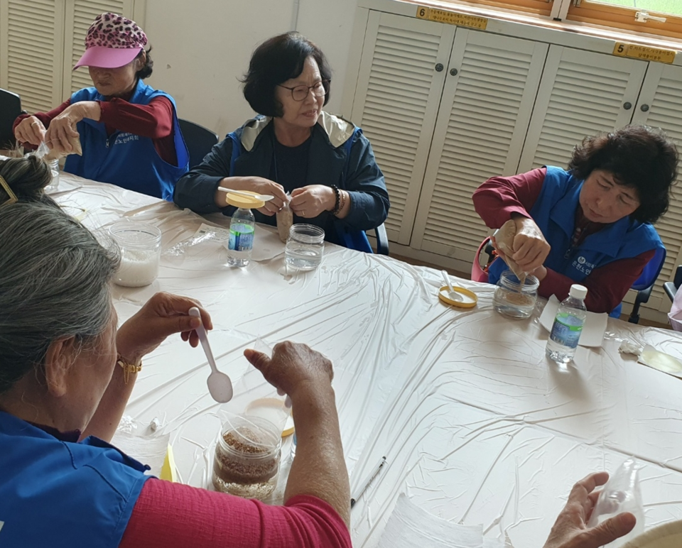 농촌테마파크에서 단체 체험행사에 참여하는 어린이들. 사진=용인시