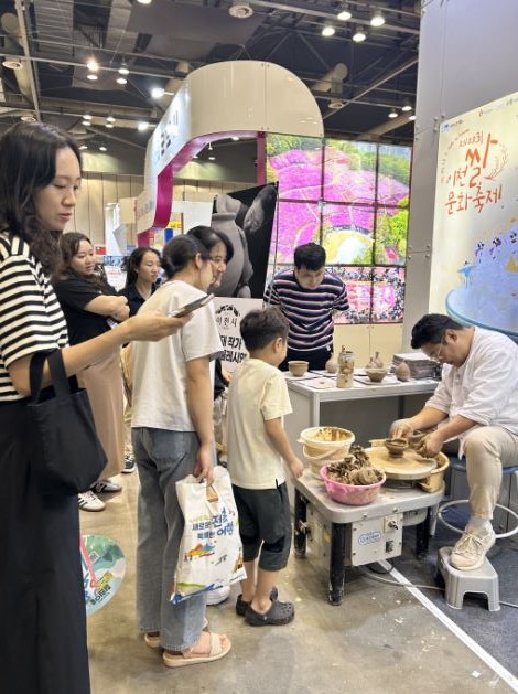 원용태 작가가 도자기 물레시연을 하고 있다. 사진=이천시청