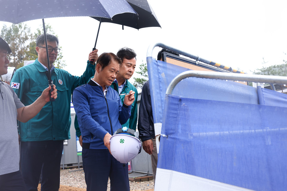 김 시장은 이정식 고용노동부 장관과 함께 터파기 공사와 골조공사 등이 진행 중인 현장을 확인 및 안전조치 상황을 점검했다. 사진=의왕시장