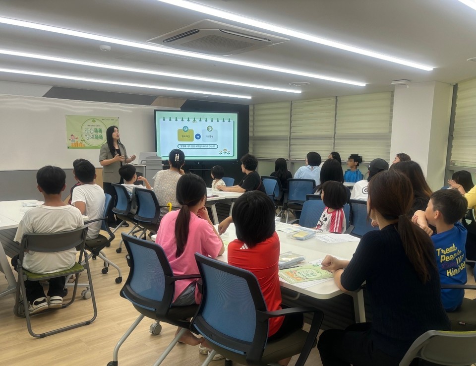 청본이룸터에서 열린 부모 교육에서 참석자들이 금융 교육을 받고 있다. 사진=인천동구청