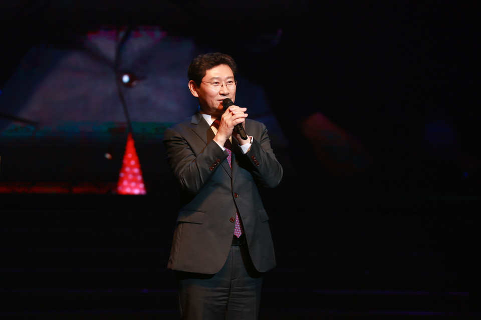 용인포은아트홀에서 열린 ‘제42회 대한민국연극제 용인’ 폐막식에서 이상일 시장이 발언하고 있다. 사진=용인특례시