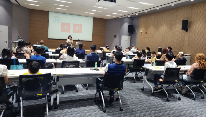 한은 경기본부는 경기남부 지역에 거주하는 다문화가족을 초청해 경제교육 및 체험행사를 실시했다. 사진은 경제교육 모습. 사진=한은 경기본부