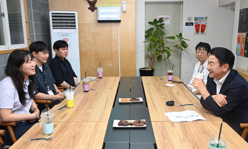 김동근 시장이 7월 26일 카페 무지개를 통해 직원들과 소통하고 있다. 사진=의정부시