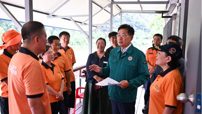 전진선 양평군수가 남평우·홍순이 매력양평 군수와 용문면 광탄리 119시민수상구조대를 방문해 대원들을 격려하고 있다. 사진=양평군