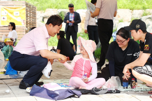 김성제 의왕시장이 관내 각종 시설물 안전과 시민 불편사항을 점검하는 등 시민들과 가장 소통하는 시장으로 불리고 있는 가운데 물놀이장을 찾은 시민들과 대화를 나누고 있는 모습. 사진=의왕시청