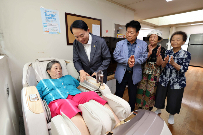 지난 7일 김찬진 인천 동구청장이 안마의자를 체험하고 있는 노인에게 사용법을 안내해 주고 있다. 사진=동구청