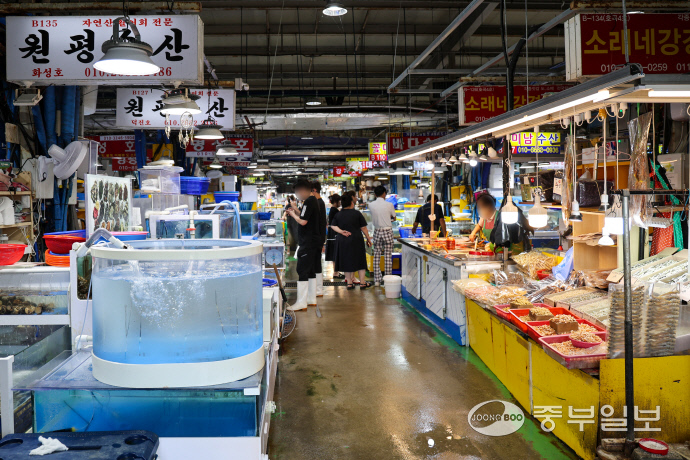 궁평항 수산물직판장 전경. 사진=이성관기자