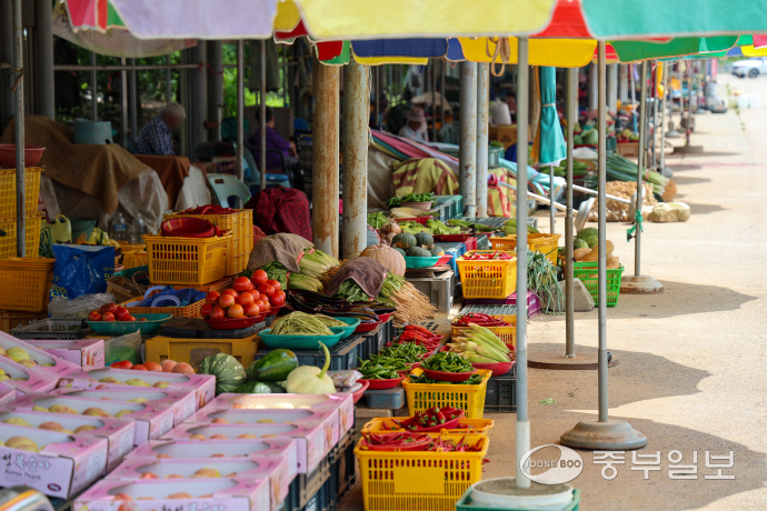 마도농산물직거래장터에 진열돼 있는 지역 농수산물. 사진=이성관기자
