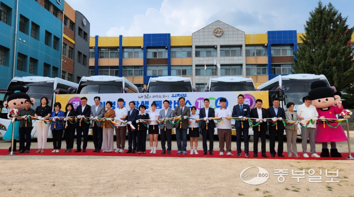 12일 오후 4시께 의정부여자고등학교에서 진행된 ‘의정부 학생 통학버스’ 개통식에서 관계자들이 커팅식을 하고 있다. 이석중기자