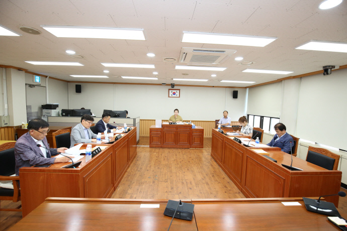 지난 13일 인천 서구의회 폐기물처리시설 현안 해결과 서구 확보를 위한 특별위원회 소속 의원들이 회의 자료를 검토하고 있다. 사진=서구의회