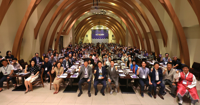 안양산업진흥원은 14일 마벨리에 평촌점에서 관내 중소·벤처기업 기업 대표(CEO) 200여 명이 참석한 가운데 '제1차 안양시 산학연 연계 기술교류회’를 개최했다 사진=안양시