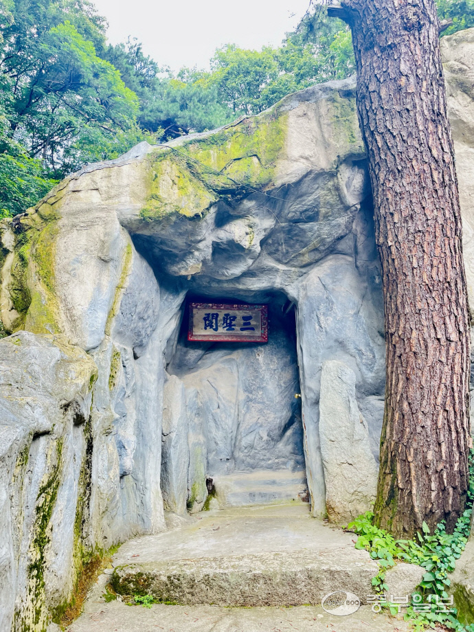 석굴에 조성된 삼성각. 사진=김지영