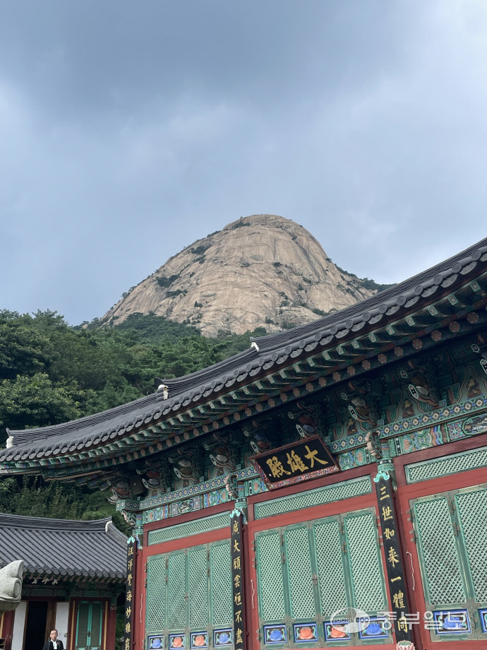 노적봉과 대웅전. 사진=김지영