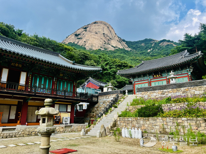 노적봉 아래 자리한 노적사 전경. 사진=김지영