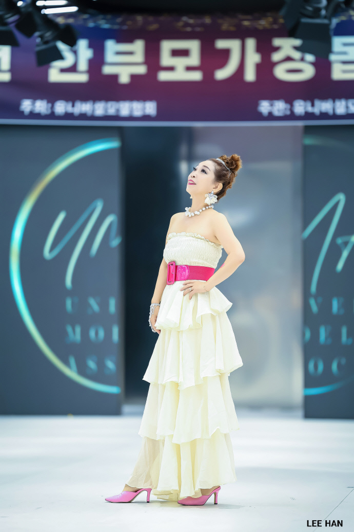 경기수원시니어모델협회 소속 한미선 시니어모델 모습