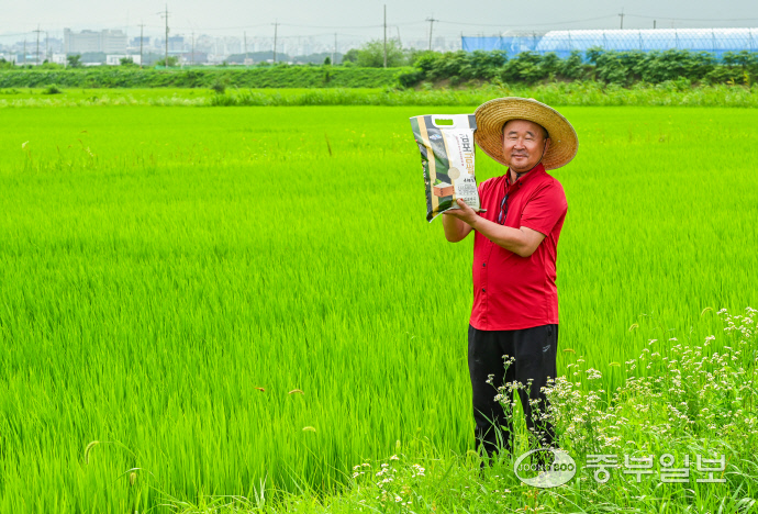 이경재 한국쌀전업농경기도연합회장이 인터뷰를 진행하고 있다. 임채운 기자