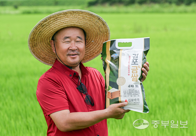 이경재 한국쌀전업농경기도연합회장이 인터뷰를 진행하고 있다. 임채운 기자