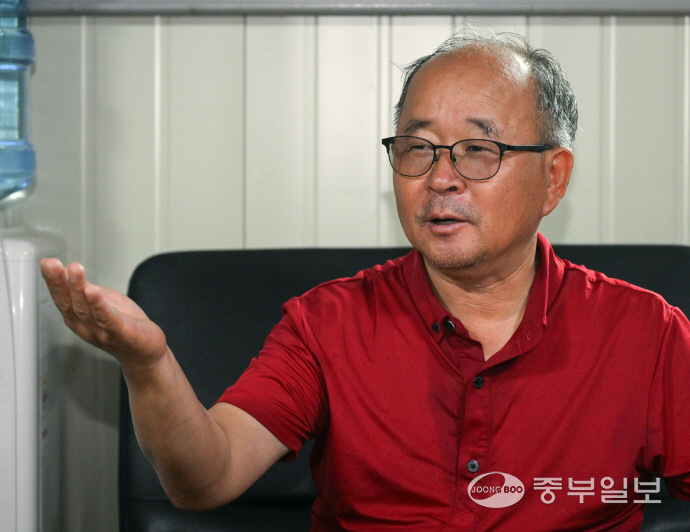 이경재 한국쌀전업농경기도연합회장이 인터뷰를 진행하고 있다. 임채운 기자