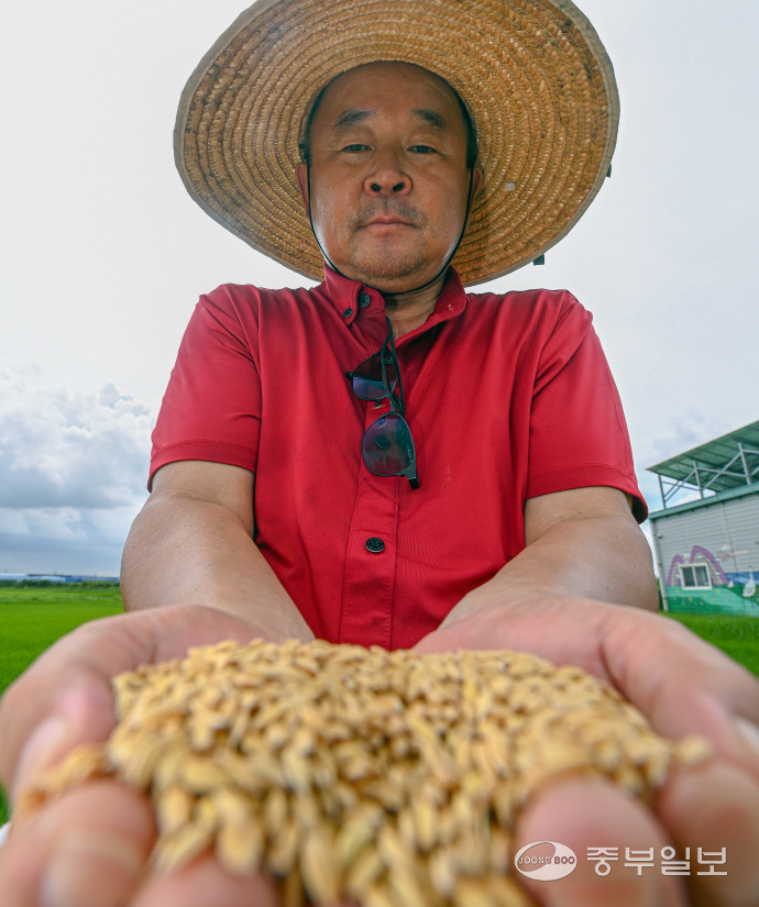 이경재 한국쌀전업농경기도연합회장이 인터뷰를 진행하고 있다. 임채운 기자