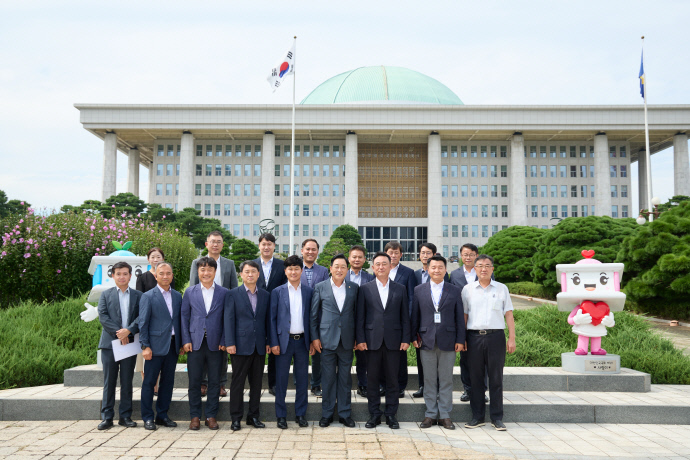 이충우 여주시장(앞줄 오른쪽 세번째)이 김선교 국회의원(앞줄 오른쪽 네번째)과 간담회를 가진 후 국회 앞에서 기념촬영을 하고 있다. 사진=여주시청