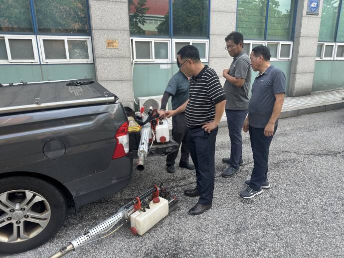 구리시 관계자들이 말라리아 방역소독 기구를 살펴보고 있다. 사진=구리시청