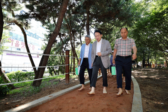 (1) 인천 동구, 건강친화형 맨발걷기 황톳길 개장2