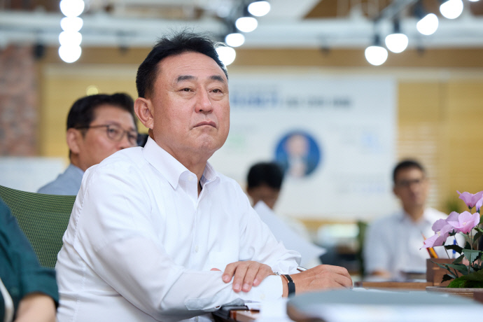 이충우 여주시장이 ‘여주 관광 활성화’보고회에서 PPT를 관심있게 보고 있다. 사진=여주시청