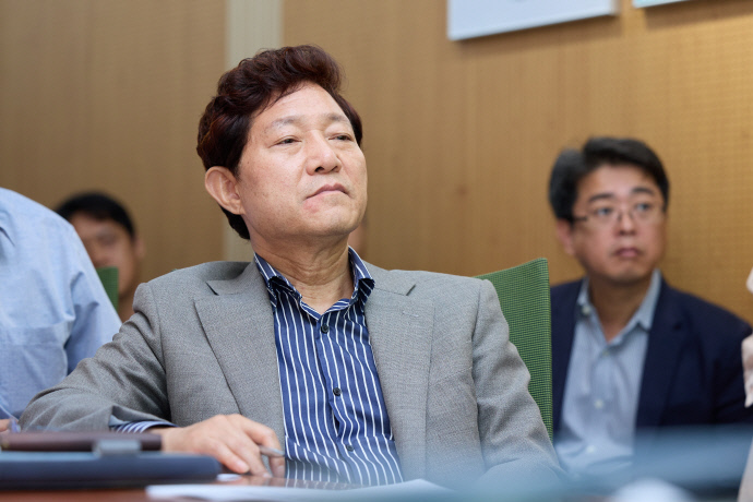 출렁다리 운영을 맡게 될 이순열 세종문화관광재단 이사장이 참석자들과 함께 ‘여주 관광 활성화 보고회’에 높은 관심을 갖고 보고 있다. 사진=여주시청