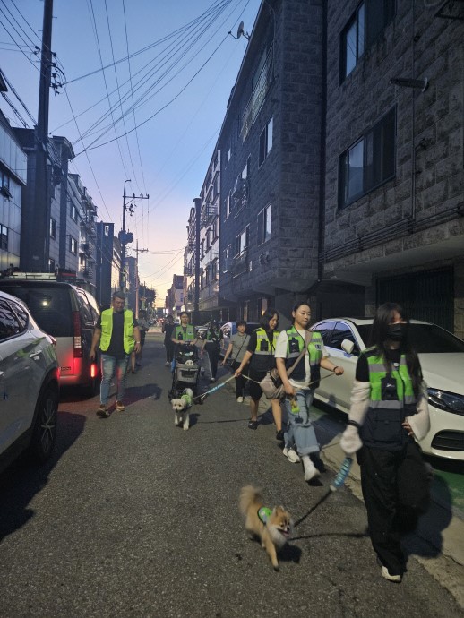 안산시 반려견 순찰대 13팀이 최근 상록구 사동 은하수공원 인근 치안 취약지역을 합동 순찰하며 범죄 예방 활동을 전개했다. 사진=안산시청