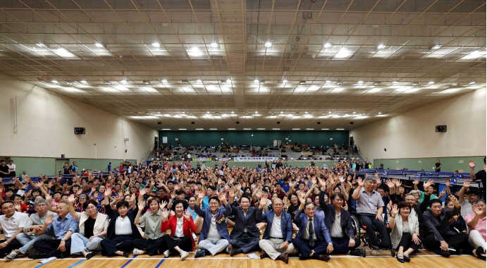 지난 3일 인천 동구 송림체육관에서 열린 ‘제1회 동구청장배 탁구대회’에서 김찬진 동구청장 등 참석자들이 기념 촬영을 하고 있다. 사진=동구청