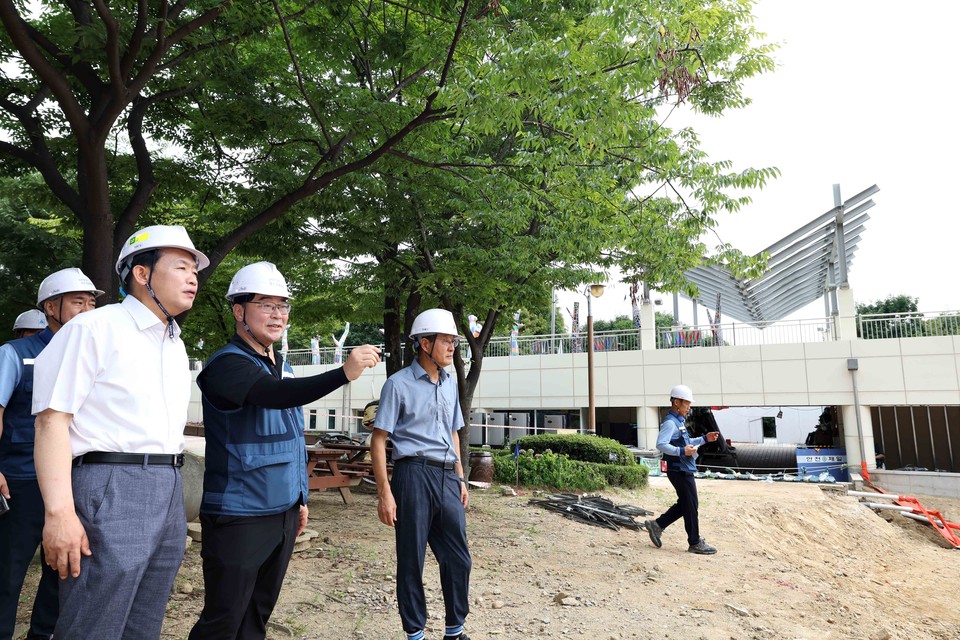 김찬진(맨왼쪽) 인천 동구청장이 5일 수도국산달동네박물관 증축 공사현장을 찾아 공사 관계자의 설명을 듣고 있다. 사진=동구청