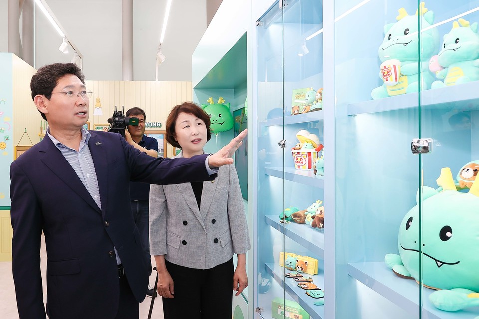 이상일 용인특례시장과 유진선 용인특례시의회의장이 5일 시청사 1층에 마련된 조아용 홍보존을 둘러보고 있다. 사진=용인시청