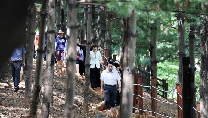 김찬진 인천 동구청장과 동구의원들이 지난 6일 송현근린공원 황톳길에서 맨발 걷기를 하고 있다. 사진=동구청