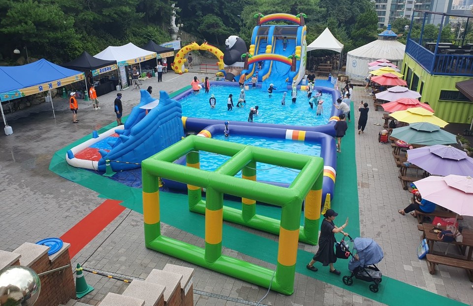 의왕시가 오전동 성당 내에서 운영하는 '찾아가는 아동 물놀이장'에서 아이들이 즐거운 시간을 보내고 있다. 사진=의왕시