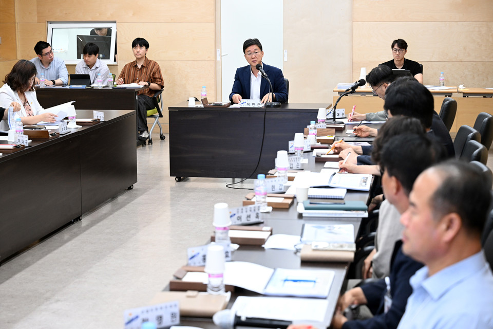 안산시청 제1회의실에서 열린 '안산시 도시재생전략계획 재정비 용역 착수보고회'에서 참석자들이 의견을 나누고 있다. 사진=안산시