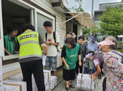 의왕시 기초푸드뱅크는 저소득 어르신 100가구에  6종의 친환경 농산물 꾸러미를 배분했다.사진=의왕시청