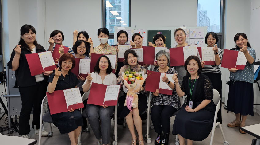 지난해 ‘의왕인생대학’ 수료생들이 종강 후 기념촬영을 하고 있다. 사진=의왕시