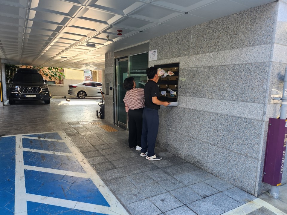 이천시(시장 김경희)는 지난 7일 만성적인 골목길 주차난 해소를 위해 '공영주차장 홍보 캠페인'을 대대적으로 실시했다. 사진=이천시