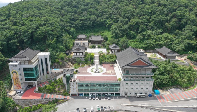 양주 청련사 전경. 앞쪽은 현대식 건축이지만, 뒤쪽은 전통적인 사찰건축양식과 배치를 따르고 있어 옛것과 새로운 것이 조화를 이루고 있다. 사진=주수완