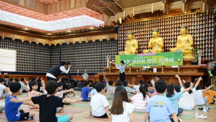 청련사 대적광전을 가득 메운 어린이 참가자들. 사진=주수완